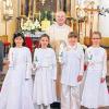 (mk)   Sechs Kinder der Pfarrei St. Cyriakus Roden feierten ihre erste heilige Kommunion. Thema des Vorbereitungskurses war „Gott ist unser Hirte“, welches auch beim Gottesdienst eine Rolle spielte. Die Kinder zogen zusammen mit Pfarrer Adam Possmayer, ihren Eltern und Gästen unter der Begleitung der Rodener Musikanten feierlich in die Kirche ein. Nach der Begrüßung durch Pfarrer Possmayer stellten die Eltern und Erstkommunionkinder das Thema kurz vor. Der Gottesdienst wurde musikalisch von der Organistin Lisa Herrmann und der Singgruppe „Septime“ umrahmt. Den festlichen Auszug aus der Kirche begleiteten wieder die Rodener Musikanten. Ihre Erstkommunion feierten Luca Benkert, Romina Eberhardt, Gina Maria Hümmer, Alina Möllmann, Jannik Schreck und Marina Sendelbach. Das Foto zeigt die Kommunionkinder in der Kirche zusammen mit Pfarrer Possmayer.