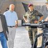 Grüne bei der Bundeswehr: Tom Koenigs und Hans-Josef Fell mit ihrem Gastgeber, Brigadegeneral Günter Engel (von links).