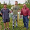 (sn)   Ein Maiskorn und ein Wurm wurden einem großen Hecht am Samstagvormittag im Angelsee bei Hellingen beim Preisangeln der Nassachangler Hellingen zum Verhängnis. Denn diese waren am Haken einer Angelschnur befestigt und verlockten ihn so sehr, dass er zubiss. Am anderen Ende der Angelschnur stand aber Andreas Hölzer (Mitte), und der ließ diesen kapitalen Fang, der genau 4162 Gramm auf die Waage brachte, nicht mehr entwischen und zog ihn an Land. Mit diesem im Rahmen des Preisangelns gefangenen schwersten Fisch wurde Hölzer nach 2010 wiederum Angelkönig des Vereins und bekam von zweitem Vorsitzenden Achim Löffler (links) den Wanderpokal überreicht. Erster Vorsitzender Werner Dietz war ebenfalls unter den Preisträgern, denn mit einem Gesamtfang von 6700 Gramm belegte er beim Preisangeln den ersten Platz vor dem Angelkönig Andreas Hölzer, der es insgesamt auf 5558 Gramm brachte. Den dritten Rang belegte Alexander Dietz mit 3802 Gramm.