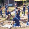 Eifrige Handwerker: Der Nachwuchs des Technischen Hilfswerks legte einen Sinnespfad für den Kindergarten in Hafenlohr an.