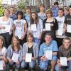 Flinke Finger: 25 Schülerinnen und Schüler der Mittelschule in Gerolzhofen erreichten bei dem Bayerischen Schülerleistungsschreiben in Textverarbeitung am PC hervorragende und sehr gute Leistungen. Voller Stolz über ein so gutes Ergebnis überreichte Rektor Alfred Bauer (links) die Urkunden des Stenografenverbandes Bayern. Im Bild die Siegerinnen und Sieger, zusammen mit ihrem Rektor.