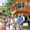 Neuer Spielgarten im Kindergarten St. Burkard: Unser Bild zeigt (von rechts) Jörg Schmid, Georg Göbel, Pfarrer Walter Kirchmann, Volker und Sandra Hein, Bürgermeister Adolf Bauer, Kindergartenleiterin Heidi Lang und Sandra Göbel.