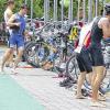 Hektische Betriebsamkeit in der Wechselzone: Der Gemündener Michael König (hinten) schwingt sich aufs Fahrrad. Er wurde am Ende Sechster. Sein Teamkollege Michael Bregenzer (vorne rechts) wird ihm gleich folgen. Bregenzer wurde letztlich 25. des Hauptlaufes.