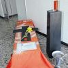 Galgenhumor: Die Mitarbeiter der Ludwig Scheer GmbH & Co. KG nehmen symbolträchtig Abschied von ihrem Arbeitsplatz mit Sarg, Kreuz, Todesanzeige, ewigem Licht und Weihwasserkessel.