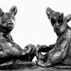 Die Tierseele fassbar machen: . Junge Bären, 1904/1913, Bronze, Kunsthalle Bremen, und Katze, 1901, Bronze, vergoldete Augen, auf gestuftem Marmorsockel, Museum der bildenden Künste, Leipzig.
