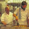 Topfgucker: Von links Timm Roos (Hotel Mainpromenade), Wolfgang Amrhein (Gasthof Schönblick), Maurice Mehling und Manuel Wirth (Hotel-Gasthof Zum letzten Hieb) und Hieb-Küchenchef Georg Schnackig bereiteten das Frische-Menü der Kulinarischen Reise vor.