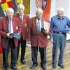 60 Jahre WVV-Sängergruppe: (von links) Dieter Schauerer (2. Vorsitzender des Sängerbundes der Dienstleistungsbetriebe), Helmut Niederlein (ältestes aktives Mitglied), Friedrich Merker (2. Vorsitzender), Herman Weber (Gründungsmitglied), Manfred Kropf (passives Gründungsmitglied) Hubert Schwinn (1. Vorsitzender).
