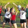 Elegant: Die Maßbacherin Katharina Schüller (Mitte) spielt schnell weiter, um den gegnerischen Block zu umgehen. Am Ende hat es geklappt, Maßbach schlug den TSV Heidenfeld mit 9:2.