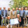 (rtg)   Ein Treffen ganz besonderer Art erlebten Meister des Maler- und Lackierer-Handwerks in Würzburg. Genau vor 40 Jahren legten sie hier die Meisterprüfung an der Franz-Oberthür-Schule ab. Eine Gruppe Meisterschüler fand sich zusammen, um sich mindestens einmal jährlich mit ihren Frauen und Kindern zusammenzufinden. Nach Begegnungen unter anderem in Regensburg, Heidelberg oder Weimar fand das Jubiläumstreffen in Würzburg statt. Wie in den letzten 25 Jahren es von Hermann und Ilse Brand organisiert. Nach einer Schifffahrt nach Veitshöchheim und einem Spaziergang mit Lore Willhauk durch die Pleich und den Park des Juliusspitals traf man sich im Restaurant „Vier Jahreszeiten“. In der Pleicher Pfarrkirche St. Gertraud wurde zuvor der verstorbenen Meisterkollegen gedacht. Hier verlieh in Vertretung der Handwerkskammer für Unterfranken der Obermeister der Malerinnung für Stadt und Landkreis Würzburg, Peter Killinger, die Goldenen Meisterbriefe. In seiner Festrede begrüßte er besonders die Ehrenmeister der Malerinnung Würzburg Bernd von Hugo, Kurt Kronewald, Erich Ritzel und den Obermeister der Malerinnung Kitzingen Manfred Hergert.