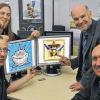 Termin mit Spaßfaktor: Die beiden Handy-Games-Geschäftsführer Markus und Christopher Kassulke informierten Landrat Eberhard Nuß (hinten, rechts) und Giebelstadts Bürgermeister Helmut Krämer (vorne, rechts) über neue Handy-Spiele.