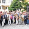 (pau)   „Vitis Janua Vitae“ lautet der Wahlspruch der Weinbruderschaft Franken: Der Rebstock ist die Pforte zum Leben. 60 Mitglieder der Bruderschaft unter Führung von Edgar Schäffer (Thüngersheim) waren jetzt auf Einladung ihres Mitglieds Alfred Volbers in die alte Weinhandelsstadt Kitzingen gekommen, um die dortige Weinkultur kennenzulernen. Mit dem Besuch wolle man daran erinnern, dass Kitzingen vor dem Krieg eine wichtige Weinhandelsstadt in Franken war. „Die Bruderschaft will das Wissen um den Wein vertiefen, die Weinkultur in Franken fördern und pflegen und die Weinentwicklung in Franken und in Deutschland kritisch in Wort und Schrift begleiten“, umriss Schäffer die Ziele des Vereins. Nach einer Stadtführung erlebte die Bruderschaft im Alten Klosterkeller, der als einer der ältesten Weinkeller Deutschlands gilt, das historische Kellerspiel der Kitzinger Karnevalsgesellschaft. Eine stilvolle Weinprobe mit fränkischer Brotzeit rundete den Besuch ab.