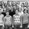 Jugenderinnerungen: Alle Absolventen der Ochsenfurter Realschule sind am Freitag vor Pfingsten zu einem großen Klassentreffen eingeladen, unter ihnen auch die Abschlussklasse 10a von 1975 mit Klassenleiter Rainer Schnell und dem heutigen Ochsenfurter Bürgermeister Rainer Friedrich (vorne 3. von links).