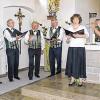 (ee)   Es zog Freude ein in die Sankt-Jodokus-Kirche mit dem „Singen zum Marienmonat Mai“, veranstaltet von den Lindensängern und ihren musikalischen Gästen. Mit Marienliedern brachten sie die Verehrung der Mutter Gottes zum Ausdruck. Thomas Jakob streute immer wieder Meditationsgedanken nach den Darbietungen mit ein, die zum Nachdenken und Innehalten anregten. Im Bild der Lindensänger-Männerchor, (von links) Karl Korn, Dirigent Rüdiger Gräf, Günter Rothländer und Roland Gräf, mit Sängerin Gabriele Hartmann und Ute Wolf an der Querflöte.