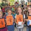 Die Sieger des Lesewettbewerbs: Stolz zeigen die kleinen Leserinnen der Brückenauer Grundschule ihre Urkunden.