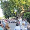 (fr)   Über 600 Gläubige haben sich bei herrlichem Wetter um die Wendelinus-Kapelle zur traditionellen Maiandacht versammelt, die seit Jahren am letzten Sonntag im Mai stattfindet. Und dabei ist es laut Pfarrer Volker Benkert Tradition, gemeinsam zu beten und zu singen und anschließend beim gemütlichen Zusammensein gute Gespräche zu führen. Maria sei dabei ein gutes Beispiel. Sie habe den Engel nicht abgewiesen, sondern sich mit ihm auf ein Gespräch eingelassen. „Es wurde ein wunderbares Gespräch“, so Benkert. So habe der Glaube mit einem Gespräch begonnen. Auch die heutige Kirche müsse sich mehr auf Augenhöhe mit den Christen, auf Gespräche einlassen. Nur mit guten Gesprächen könne sich die Kirche bewegen und die Zukunft meistern. Umrahmt wurde die Maiandacht vom Frauenchor Theilheim, deren wohlklingende Stimmen im stillen Maintal weithin zu hören waren. Begleitet wurden sie vom Musikverein Theilheim.