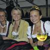 (mb) „Der Wein hat die richtige Temperatur und ist zum Genießen bereit – jetzt geht's los“. Mit diesen Worten eröffnete am Mittwochabend die neunte Weinprinzessin von Tauberrettersheim, Marion I., das 38. Tauberrettersheimer Weinfest. Sie bedankte sich bei den örtlichen Vereinen, der Freiwilligen Feuerwehr, dem Sportverein FC Taubertal, dem Liederkranz und den Taubertaler Musikanten, für ihr Engagement. Die Mitglieder dieser Vereine richten alljährlich ehrenamtlich das Weinfest aus. Für die Musik sorgten die „Original Taubertaler Musikanten“ aus Tauberrettersheim unter der Leitung des Dirigenten Bernd Heller. Das Weinfest, das vor 38 Jahren zum ersten Mal in einer Scheune stattfand, hat sich mittlerweile zu einem Taubertaler Event gemausert und ist auch bei der Jugend sehr beliebt. Es findet immer am Himmelfahrtswochenende statt. Am Freitag (3. Juni) veranstaltet der FC-Bayern-Fanclub ab 21 Uhr einen mit Number Nine. Weiter Höhepunkt wird am Samstag die Anwesenheit von 18 Weinhoheiten aus der Region sein. Am Samstag erwarten die Veranstalter rund 2000 Gäste. Am Sonntag ist ab 14 Festbetrieb mit den Stalldorfer Musikanten. Außerdem werden Hubschrauberrundflüge Achim Keck angeboten. Natürlich war auch eine große Fangemeinde von Marion (rechts) gekommen. Auf dem Bild ist die mit ihren Freundinnen zu sehen.