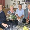 Goldenes Hochzeitspaar: Walter und Änni Pfeifer nahmen in Lengfurt Glückwünsche entgegen vom stellvertretenden Bürgermeister Werner Thamm (rechts) und von Pater Peter von der Pfarrei (links).