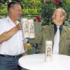 Ein Prosit auf den Franziskaner Braumeister-Trunk: Das Dettelbacher Bier präsentieren der Gastwirt Thomas Dauenhauer (rechts) und Lothar Günzel.