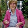 Harfenklang im Garten: Elisabeth Back-Traczinski spielt nach unterlegtem Notenblatt.