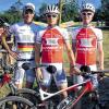 (frak)   Eine anspruchsvolle Strecke galt es beim von der RSG Würzburg ausgerichteten Mountainbike-Rennen in Gerbrunn am Wochenende zu bewältigen. Die hochsommerlichen Temperaturen erschwerten die Bedingungen für die insgesamt 110 Teilnehmer zusätzlich. Am schnellsdten war am Ende Oliver Vonhausen (Mitte) vom TSV Werneck. Der Thüngersheimer Joachim Öchsner (links) wurde im Hauptlauf Zweiter. Steffen Weisenseel (rechts) aus Schweinfurt landete auf Rang drei.