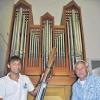 Unsere Pfeife für Südkorea: Thomas (links) und Vater Herbert Hey von der Urspringer Orgelbaufirma Hey zeigen eine der kleinen Pfeifen, die bei der Expo 2012 in einer Riesenorgel in Südkorea eingebaut wird.