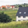 Rot und grau: Satteldächer im Baugebiet „Wurzgrund“ sollen rot oder erdfarben sein. Ausgenommen sind ältere Häuser, wie das vorn mit dem anthrazitfarbenen Dach. Die Häuser mit den roten Dächern gehören zum Baugebiet „Saupurzel“ jenseits der Arnsteiner Straße.