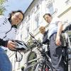 Elektrisiertes Dauergrinsen: Die Bankettmanager Joachim Reuß (rechts) und Holger Fehrer (Mitte) wollen gar nicht mehr absteigen von den neuen Elektrofahrrädern, die Händler Matthias Brand (links) dem Hotel Rebstock zur Verfügung gestellt hat. „Der Fahrspaß ist einfach zu groß.“