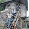 Immer schön vorsichtig: Beim Abstieg vom Stadtmauerturm in Dettelbach hieß es aufpassen. Über die verfaulte Holztreppe führt zurzeit nur eine Notleiter. Im Bild klettern am Donnerstagabend (von links) Michael Schuba, Manfred Berger und Herbert Holzapfel.