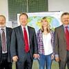 Das Bild von Josephine Sophie Umminger zeigt (von links) Gerhard Voll, Seminarlehrer, Joachim Spatz MdB, Sofia Paulus, Moderatorin der Klasse Q11, und Schulleiter Rapps.