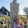 Auf dem Pilgerweg: In einem religionspädagogischen Konzept erfuhren Kinder des Dettelbacher Kindergartens St. Sebastian, was Pilgern bedeutet. Kunstwerke des Dettelbacher Skulpturenweges Pilgervolk waren als Anschauungsobjekte bestens geeignet. Bei jeder Station des Weges gab es an den Steinen viel zu entdecken und viele interessante Geschichten über die Entstehung der Steine zu hören. Gezielt gesetzte Formen, Symmetrie und Steinbeschaffenheiten „sprechen“ zu und mit den Kindern. Die letzte Skulptur ist der „Jakobsstein“ von Miroslav Chlupac aus Tschechien. Die Skulptur trägt die Muschel und den Stab als unverwechselbare Zeichen seiner Pilgerschaft. Die Jakobsmuschel ist ein Zeichen für den Pilger.