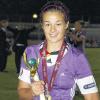 (frak)   Die Höchbergerin Lena Lotzen hat mit den deutschen U-19-Fußballerinnen die Europameisterschaft gewonnen. Im EM-Finale im italienischen Imola feierte die deutsche Auswahl einen beeindruckenden 8:1 (1:0)-Kantersieg gegen Norwegen. Lena Lotzen erzielte dabei zwei Tore und belegte mit insgesamt fünf Treffern in fünf Spielen hinter der Norwegerin Melissa Bjaanesöy (sechs Tore) Platz zwei der Torjägerliste beim Endturnier in Italien. Wie wichtig die 17-Jährige, die seit einem Jahr für Bayern München in der Bundesliga spielt, für das deutsche Team ist, zeigte auch eine kleine Geste nach dem Titelgewinn. Lena Lotzen durfte den EM-Siegerwimpel des deutschen Teams als Erinnerung an ihr starkes Turnier mit nach Hause nehmen.