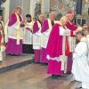 Feierlicher Moment: Stefan Beetz aus Neunburg bei Coburg und Manuel Vetter aus Gössenheim erhalten im Würzburger Dom die Priesterweihe von Bischof Dr. Friedhelm Hofmann.