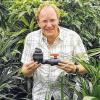 Gärtnermeister und Bewässerungsexperte: Jürgen Herrmannsdörfer mit einem von 165 Magnetventilen, das computergesteuert die Großpalmen mit Wasser und Dünger versorgt.