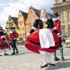 Brunnen- und Kuchenfest: Siederpaare am Sonntag beim traditionellen Siederstanz auf dem Marktplatz von Schwäbisch Hall. Der Tanz ist Teil des historischen Programms des Kuchen- und Brunnenfestes der Sieder.FRANZISKA kAUFMANN