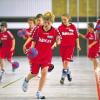 Koordination, Wahrnehmung und den richtigen Umgang mit dem Ball vermittelt der Handballtrainer Jens Pitlinski am ersten Tag den kleinen Teilnehmern des Handballcamps.