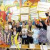 (cw)   Der Kindergarten Heuchelhofer Schlaumäuse hat die Qualitätsauszeichnung „Felix“ des Deutschen Chorverbandes erhalten. Die Verleihung bei einer kleinen Feier statt, zusammen mit Kindern, Eltern und Bürgermeisterin Marion Schäfer-Blake. Übergeben wurde die Auszeichnung von Alois Henn (Mitte) vom Sängerkreis Würzburg. Es gibt sie für Kindertagesstätten, die in besonderem Maß die musikalische Entwicklung der Kinder fördern. Der Schwerpunkt wird auf das kindgerechte Singen gelegt. Die Liedauswahl sollte vielfältig und in seiner Tonart und -höhe den Kinderstimmen angepasst sein. Die Leiterin des Kindergarten Heuchelhofer Schlaumäuse, Brigitte Friedrich-Schimmer (links daneben), bemüht sich außerdem die Sprachbildung der Kinder durch Singen zu unterstützen. Sie lernen neben Taktgefühl ganze Phrasen auswendig und können dies auf ihren Sprachgebrauch übertragen. Auch versucht Schimmer, Lieder aus anderen Kulturkreisen zu integrieren. So konnten die Kinder Alois Henn aus dem Stegreif ein nachträgliches Geburtstagsständchen auf Italienisch singen.
