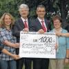(pr)   Mit einer Spende von insgesamt 1000 Euro zeigt die Sparkasse Bad Kissingen ihre Verbundenheit zu den örtlichen Kindergärten und auch zum Jugendverein im Markt Bad Bocklet. Jeder der drei Kindergärten sowie der Jugendverein erhielten jeweils 250 Euro von dem Unternehmen. Anlass für die Finanzspritze ist die Eröffnung und Inbetriebnahme des neuen Geschäftsgebäudes der Sparkasse Bad Kissingen in Bad Bocklet. Wie Marktbereichsleiter Michael Frank bei der Spendenübergabe betonte, sei man sich seitens des Geldinstitutes sicher, dass die Geldspende im Kinder- und Jugendbereich gut angelegt sei. Das unterstrichen auch die Vertreter von Kindergarten und Jugendverein. Sie betonten, dass das Geld sinnvoll in den Einrichtungen eingesetzt werden soll. Das Foto zeigt (von links) Christine Eberth-Booms vom katholischen Kneipp-Kindergarten in Bad Bocklet, Sabine Braun vom Kindergarten „Stänicher Zwergentreff“ in Steinach, Sparkassen-Geschäftsstellenleiter Jochen Bock, Sparkassen-Marktbereichsleiter Michael Frank sowie die Vertreterin vom Kindergarten Aschach, Maria Holzheimer, und Peter James, stellvertretender Vorsitzenden des Jugendvereins Bad Bocklet. Alle vier bedankten sich bei den Sparkassen-Vertretern für die Finanzspritze, die sicher gut gebraucht werden könne.