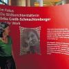 Sehenswert: Bürgermeister Rainer Kinzkofer, Kulturreferentin Dr. Martina Edelmann (links) und Büchereileiterin Elisabeth Birkhold werben für die Wander-Ausstellung über die Bildberichterstatterin Erika Groth-Schmachtenberger in der Veitshöchheimer Bücherei im Bahnhof.