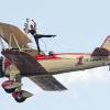 Spektakuläre Stunts: Beim Fest am Flugplatz Schenkenturm tritt auch Peggy Krainz auf, die sich auf und zwischen den Tragflächen eines Boeing-Stearman-Doppeldeckers akrobatisch-tänzerisch bewegt.