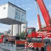 (matz)  Schwertransporte ziehen neugierige Blicke auf sich. Wenn ein 14 Tonnen schwerer Pavillon durch die Luft gehievt wird, vergessen die Menschen bei DM und Aldi den Einkauf und die McDonald's-Kunden das Kauen. Am gestrigen Donnerstag um 10 Uhr hatte die Transportfirma Gebrüder Markewitsch den in Karlstadt ausrangierten Verkaufspavillon der Eußenheimer Bäckerei Rudolph sicher verzurrt und zentimetergenau auf die Ladefläche gehievt. Wie Bäckerei-Geschäftsführer Thomas Rudolph berichtete, findet er einen neuen Platz gegenüber dem Spar-Markt in der Karolinger Straße 12 in Karlburg. Der sechs Mal sieben Meter große Pavillon wird restauriert, neu ausgestattet und zum Stehcafé erweitert. Er öffnet im September. Der Schwertransport benötigte am Donnerstagvormittag 30 Minuten, um mit Polizeieskorte über die Bundesstraße, zwei Kreisel am Hammersteig und über die Karolingerbrücke seinen neuen Standort zu erreichen. Der kurze Weg über die Mainbrücke und nach Mühlbach war nicht möglich wegen der Tonnagebegrenzung auf der sanierten Südbrücke, sagte Thomas Rudolph.