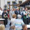 (hr)   Unter den Klängen der Blaskapelle Stadelschwarzach zog am Freitagabend stellvertretender Bürgermeister Lothar Ebert in Begleitung der beiden Nachtwächter Hermann Schloßnagel und Willi Eich mit zahlreichen Ehrengästen vom Westtor in die Altstadt, um innerhalb der historischen Mauern am Rathausplatz das 35. Weinfest in Prichsenstadt zu eröffnen. „Mit Freunden feiern“, dazu die herrlichen Weine und die vielfältigen kulinarischen Köstlichkeiten der gastronomischen Betriebe genießen: Das ist das Motto der Weinfesttage. Gastlichkeit wird seit Jahren innerhalb der Stadtmauern groß geschrieben und viele Freunde des Frankenweines haben sich auch heuer in der Stadt und den Nachbarorten Orten einquartiert, um vom reichhaltigen Angebot Gebrauch zu machen. Als besondere Ehrengäste wurden für den Sonntag die Fränkische Weinkönigin Sabine Ziegler aus Güntersleben und die Fränkische Spargelkönigin Birgit Kretschmann aus Nürnberg erwartet.