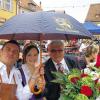 EIBELSTADT   Pünktlich zur Eröffnung des 39. Marktplatzweinfestes ging ein Regenschauer nieder. Doch noch während Weinprinzessin Mona Fröhling und ihre Amtskolleginnen auf der Bühne standen, klarte der Himmel auf, die Sonne kam hervor und schickte ihre schönsten Abendstrahlen nach Eibelstadt. Das Weinfest auf dem romantischen Platz rund um das Rathaus lockte wieder einige Tausend Besucher in die Stadt. Das Fest geht am Montag in seine letzte Runde. Ab 18 Uhr ist Festbetrieb, ab 19 Uhr spielen die Zeubelrieder Musikanten. Viele weitere Bilder vom Weinfest in Eibelstadt unter http://wuerzburg.mainpost.de