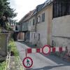 Eher abweisend: Durch die Mainbernheimer Schulgasse läuft zurzeit keiner, der es nicht muss. Kaum vorstellbar, dass hier mal ein attraktives Stadtquartier entstehen könnte.