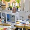 Dietmar Elting (Mitte) in seinem Element: Am Infoabend erklärte der engagierte Sulzfelder und frisch ernannte Gästeberater die Sehenswürdigkeiten und Programmpunkte im Rahmen des Mitmachprogramms 2011 aus Sulzfeld und bekommt vom Gemeinderat Alfons Kalke (rechts) Unterstützung.