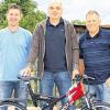 Glück mit zwei Rädern: Stellvertretender Vorsitzender Randolf Sell (links) und Vorsitzender Manfred Rüttinger (rechts) gratulierten dem Gewinner des Hauptpreises Wolfgang Sell.