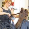 Mehr Platz und neue Angebote: Jacqueline Matthes (25) und ihre Kolleginnen gehen jetzt im neuen Friseursalon „hair-konzept“ Kunden an die Haare.