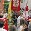 Neuer Bildstock: Bei der Andacht der Fußwallfahrt aus Walldürn weihte Pfarrer Engelbert Braun von der Pfarreiengemeinschaft St. Bonifatius diesen Bildstock im Heßlarer Friedhof. Der Abguss eines alten Karlstadter Bildstocks zeigt das Blutwunder.