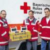 BRK-Bereitschaftsleiter Thomas Menz und der stellvertretende SEG-Leiter Thomas Weber nehmen die gespendete Ausstattung im Wert von 1000 Euro von Bereitschaftsarzt Tobias Bohn stellvertretend in Empfang.