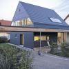 Einfamilienhaus Holl-Wieden in Veitshöchheim: Die naturholzfarbene Veranda bildet einen schönen Kontrast zum Hauptgebäude.