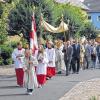 Von Altar zu Altar: An Fronleichnam zogen die katholischen Gläubigen aus Erlenbach durch die mit Blumen und Blütenteppichen geschmückten Straßen.